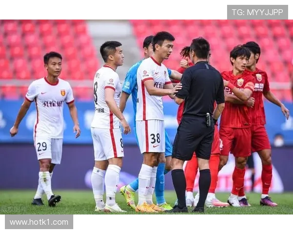 助理裁判举旗判罚时机如何影响越位和犯规判定？